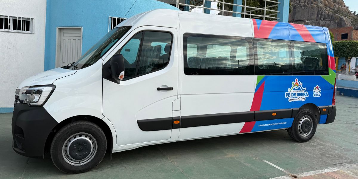  Prefeitura de Pé de Serra Entrega Van Zero KM Adquirida com Recursos da Secretaria de Educação